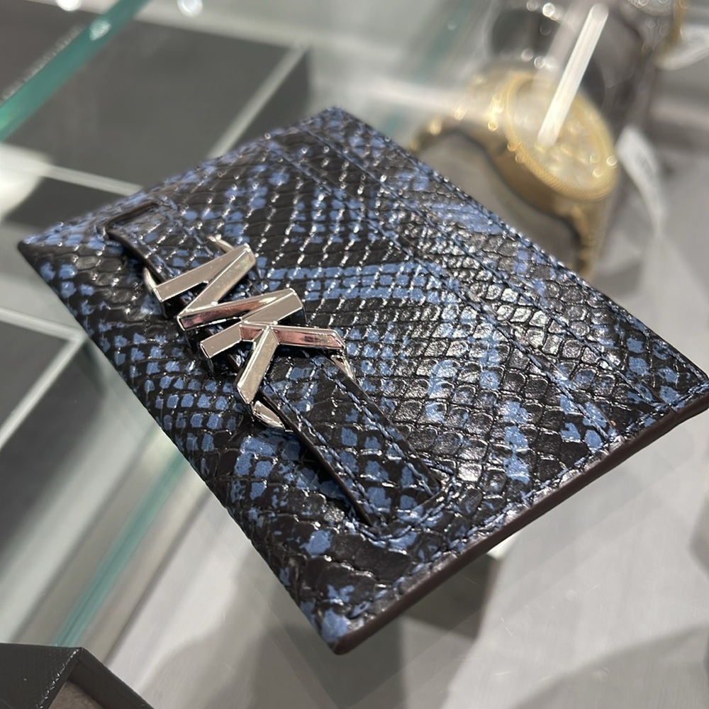 MICHAEL KORS
Reed Large Snakeskin Python Pattern Card Holder Case
Denim
NWT - Picture 13 of 16